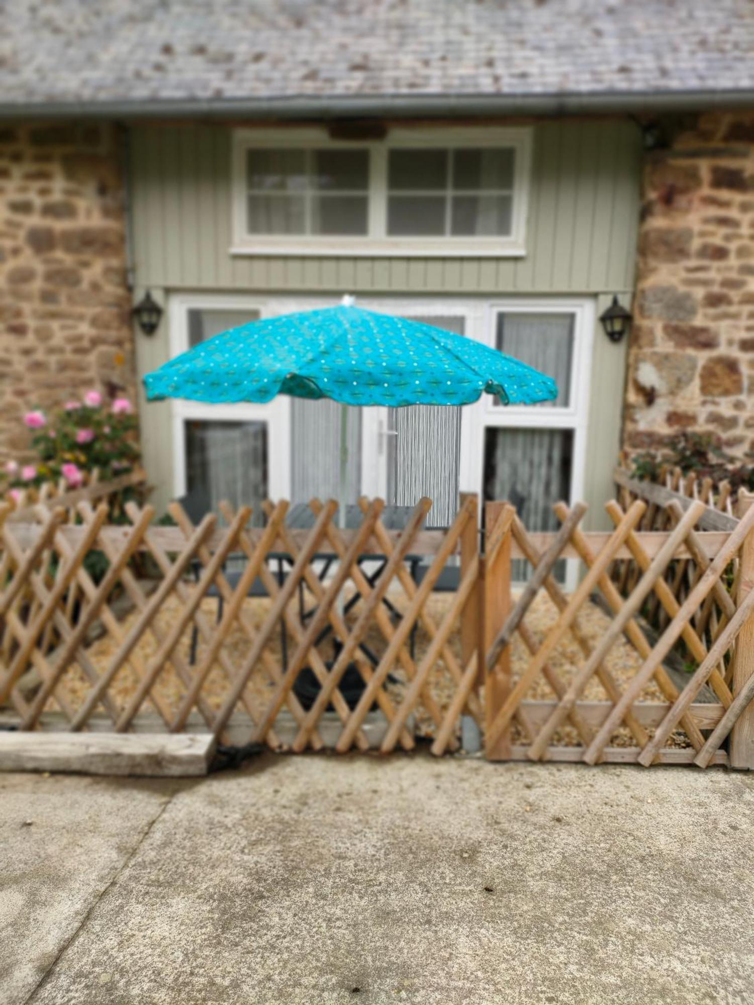 Les Petits Champs Apartman Buais-les-Monts Kültér fotó