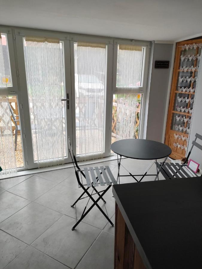 Les Petits Champs Apartman Buais-les-Monts Kültér fotó